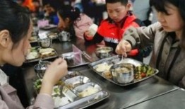 家长爆料食堂视频真实,视频揭露惊人真相！”